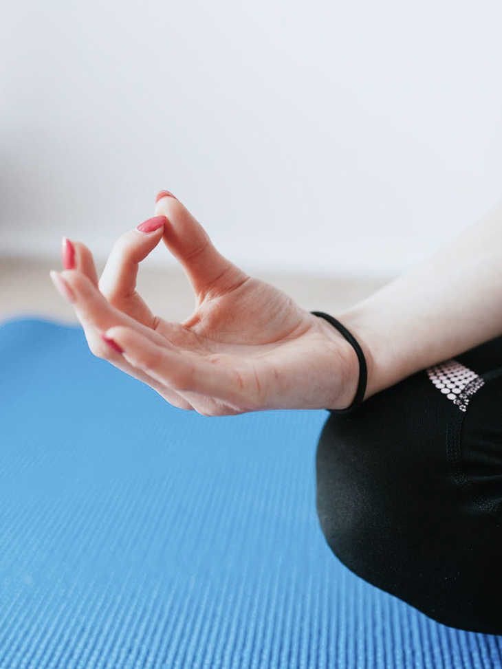 Hände in entspannender Yoga-Haltung