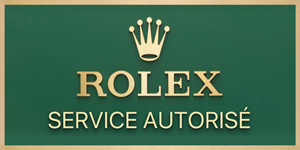 Un panneau vert et or présentant le logo de la couronne Rolex au-dessus du mot "ROLEX" en grandes lettres dorées. En dessous, les mots "SERVICE AUTORISÉ" sont affichés en lettres dorées plus petites. Le panneau est encadré par un fin liseré doré.