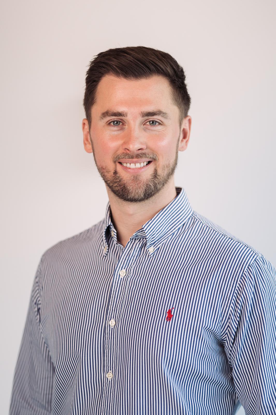 Henry is a qualified Osteopath with a Master’s degree from the University College of Osteopathy and a background in sports massage therapy. He has a strong hands-on approach, with a particular focus on using manual techniques to get the body moving freely and efficiently.
Combining osteopathy, western medical acupuncture, and tailored rehabilitation, Henry helps clients reduce pain, improve movement, and build long-term strength. His treatments are designed not just to address the issue at hand, but to support lasting results, keeping you strong, mobile, and performing at your best.