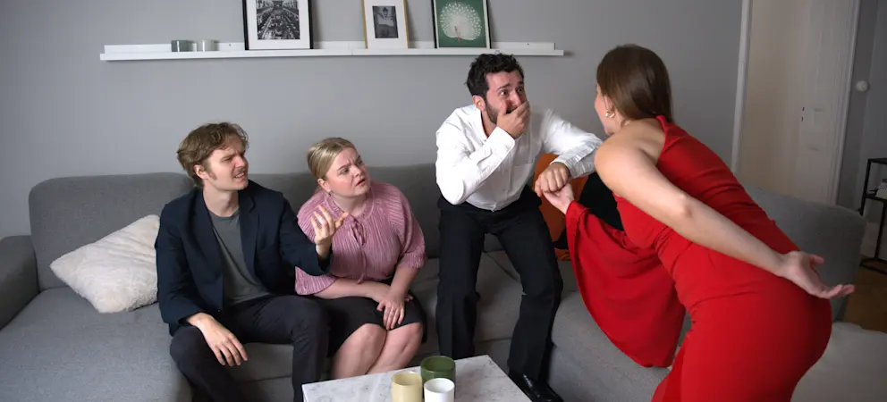 Säljare träffar mäklare för att hitta rätt person för sin bostadsförsäljning