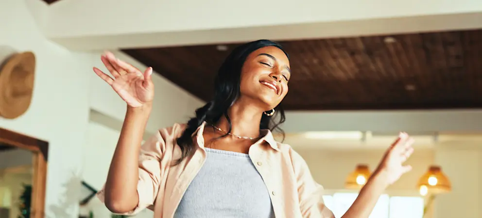 Smiling woman representing a hassle‑free home sale with Fastighetsbyrån’s trusted real estate services.