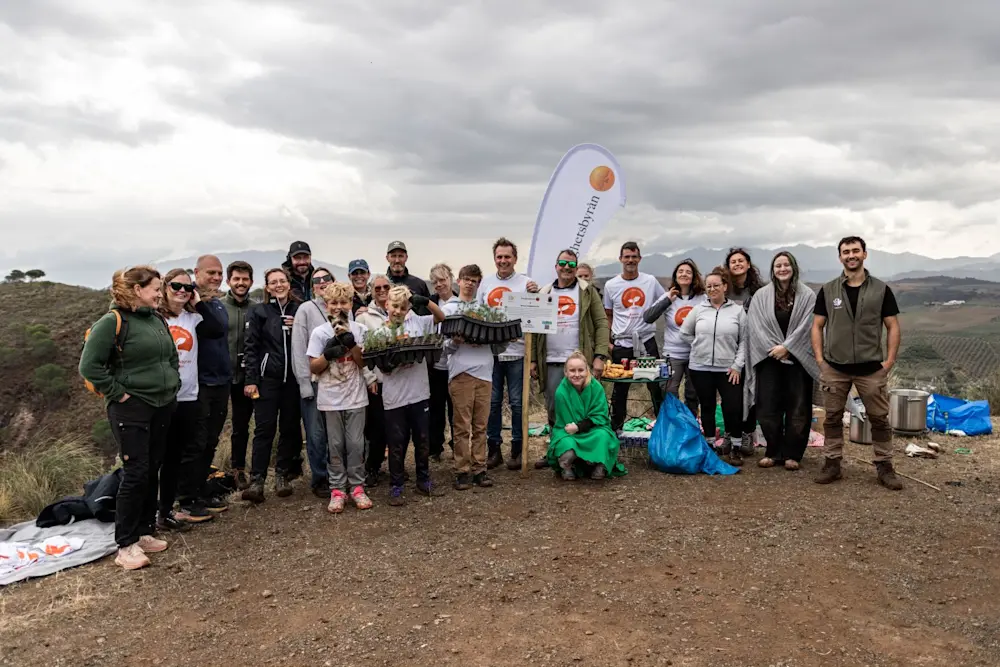 Nuestros empleados en Costa del Sol participaron en la plantación de árboles junto con sus familias y clientes.