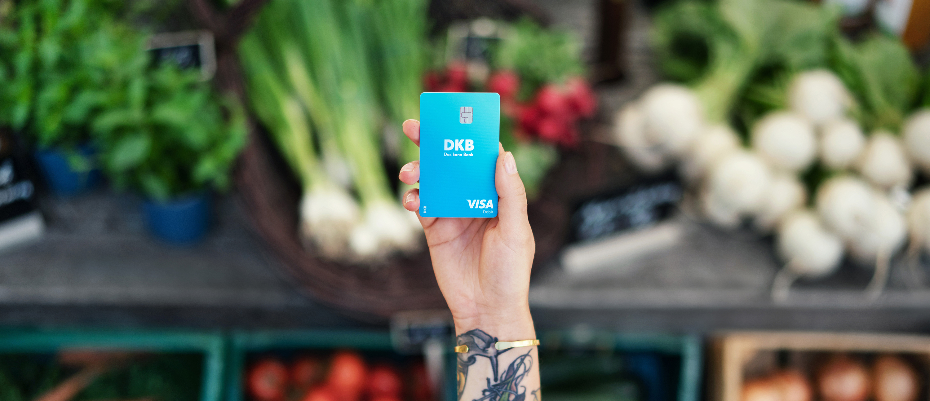 Person hält die Visa Debitkarte in der Hand