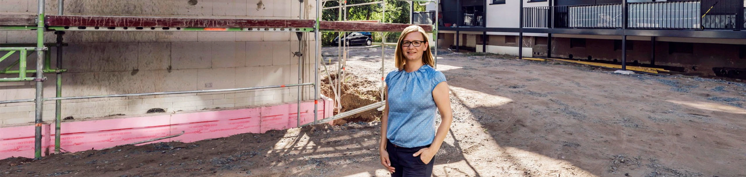 DKB-Kundenbetreuerin Michaela Dreßler auf der Baustelle der Wohnbau Mühlheim