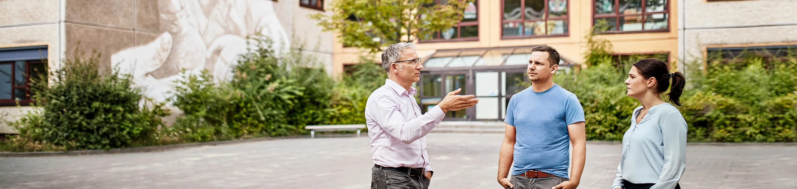 Personen vor der Gemeinschaftsschule Erfurt