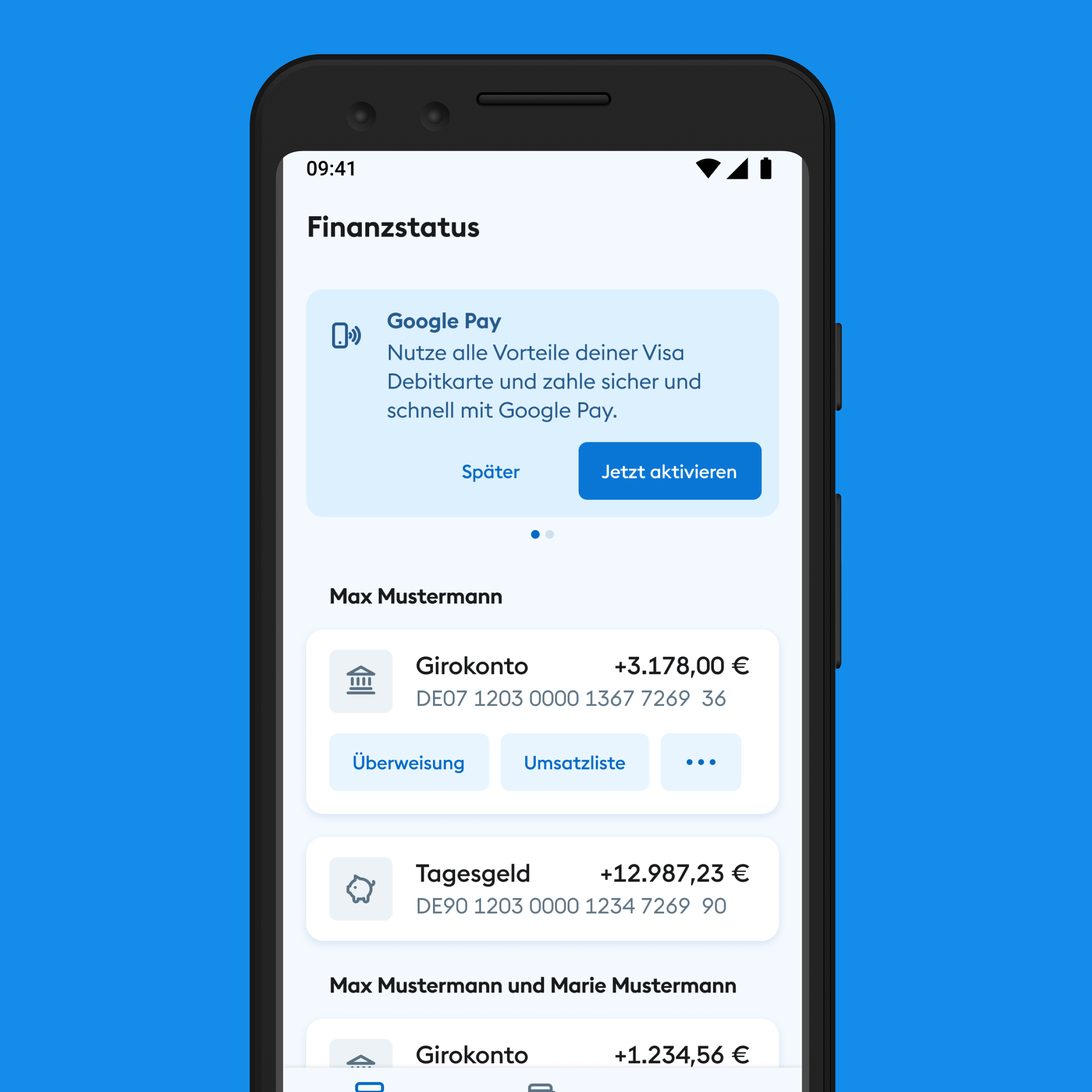 Smartphone zeigt Finanzstatus der DKB App mit Hinweis zur Aktivierung von Google Pay für die Visa Debitkarte.