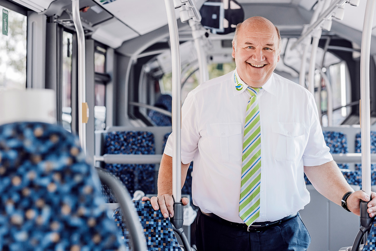 Regiobus Geschäftsführer Hennig im neuen Hybridbus