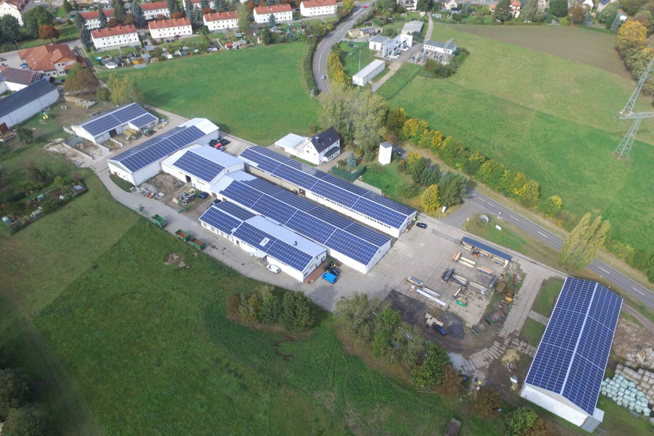 Solarauflagen auf den Dächern von DETO Solarstrom 2 GmbH & Co