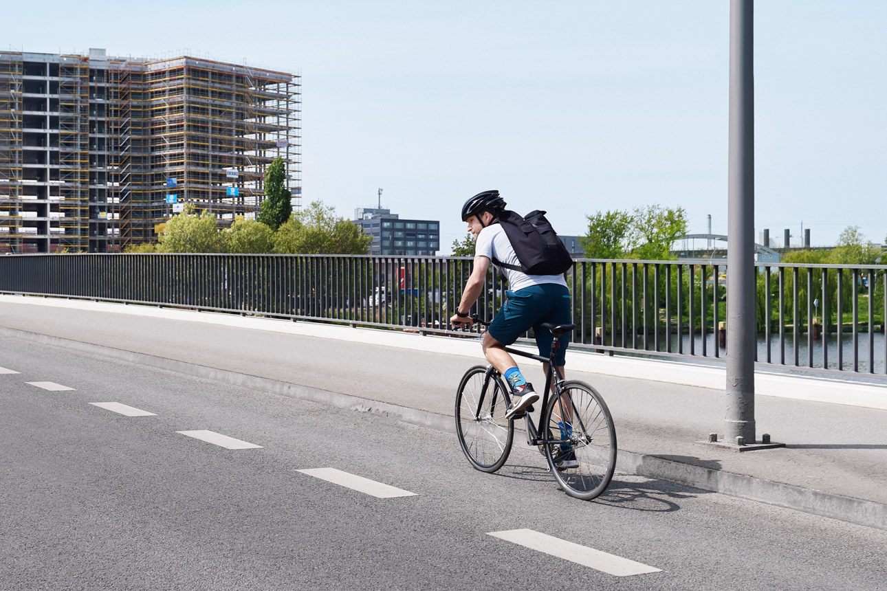 Ein Mann fährt auf einem Fahrrad über eine Brücke