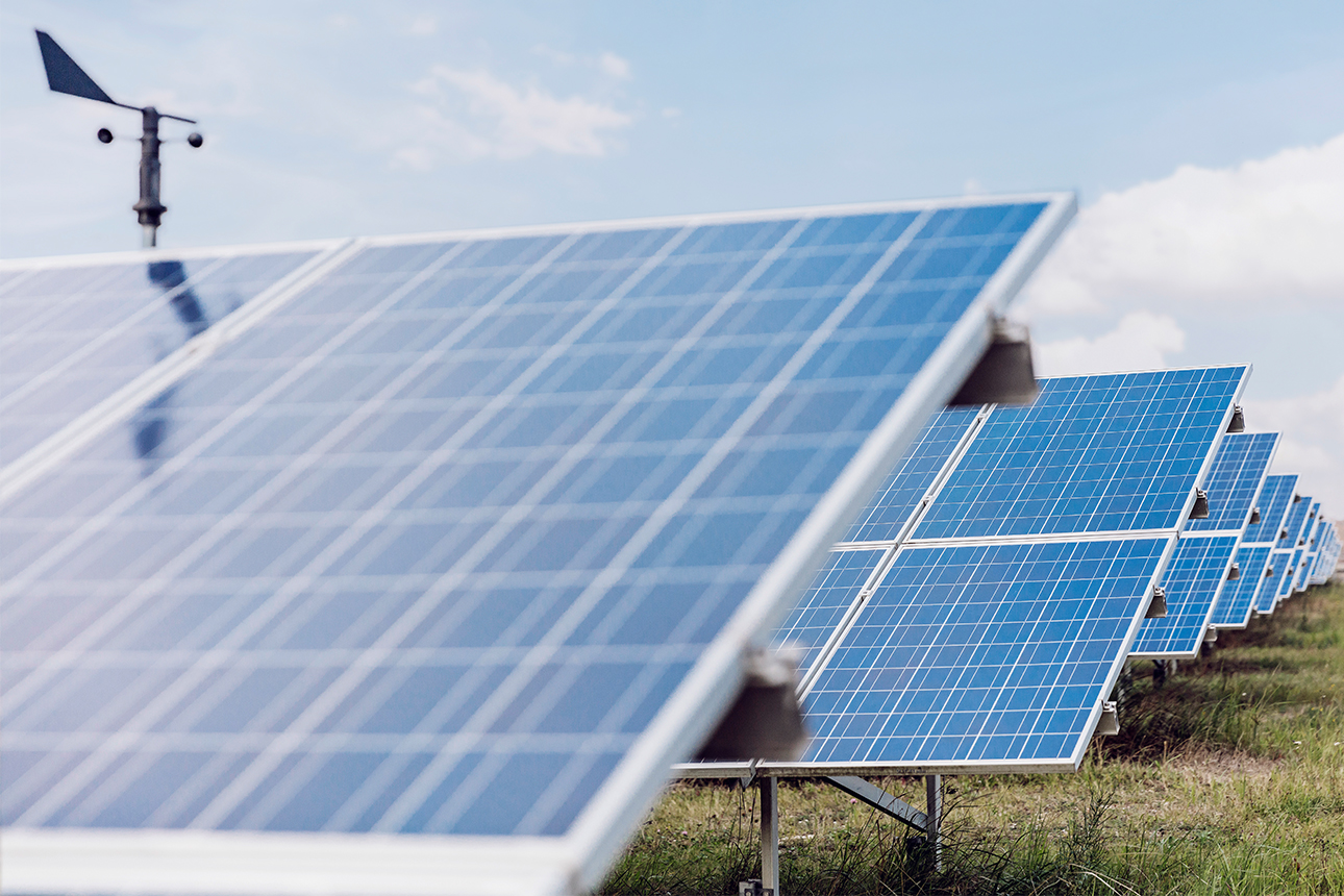 Eine Reihe von Photovoltaikanlagen im Solarpark Roitzsch