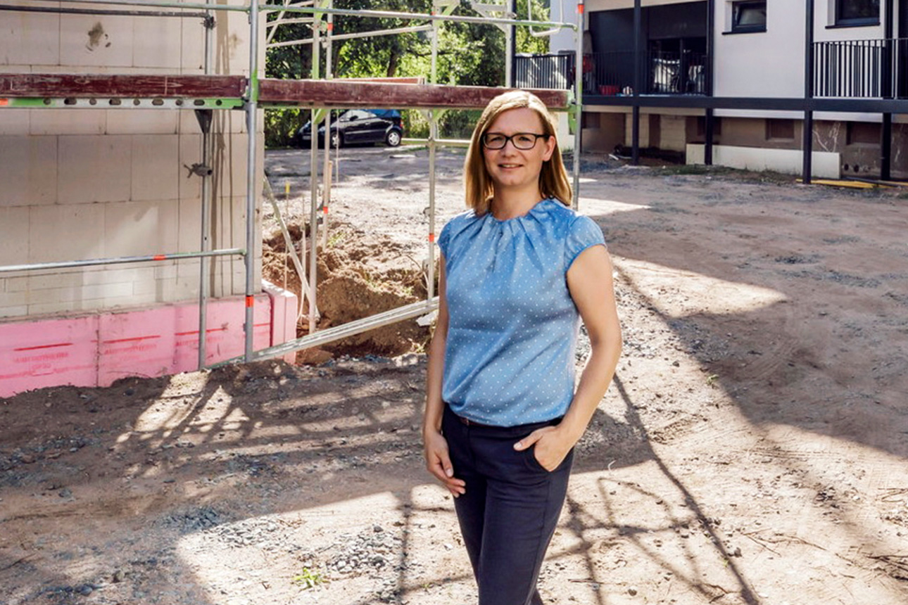 DKB-Kundenbetreuerin Michaela Dreßler auf der Baustelle der Wohnbau Mühlheim