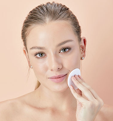 Mujer-limpiando-rostro-ruedita-pomys-colombia