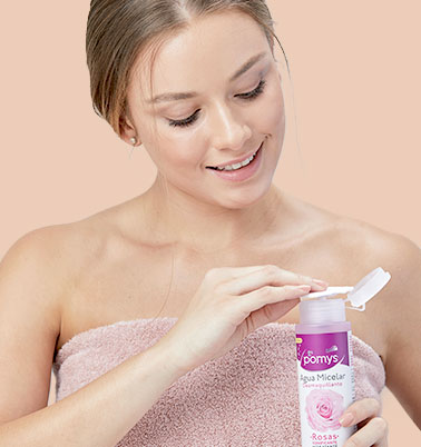 Mujer-usando-agua-micelar-rueditas-pomys-colombia