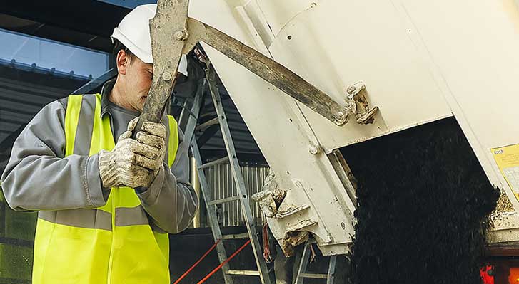 Mise en œuvre d'enrobés sur des petits chantiers : quelles sont les consignes pour travailler en toute sécurité ?