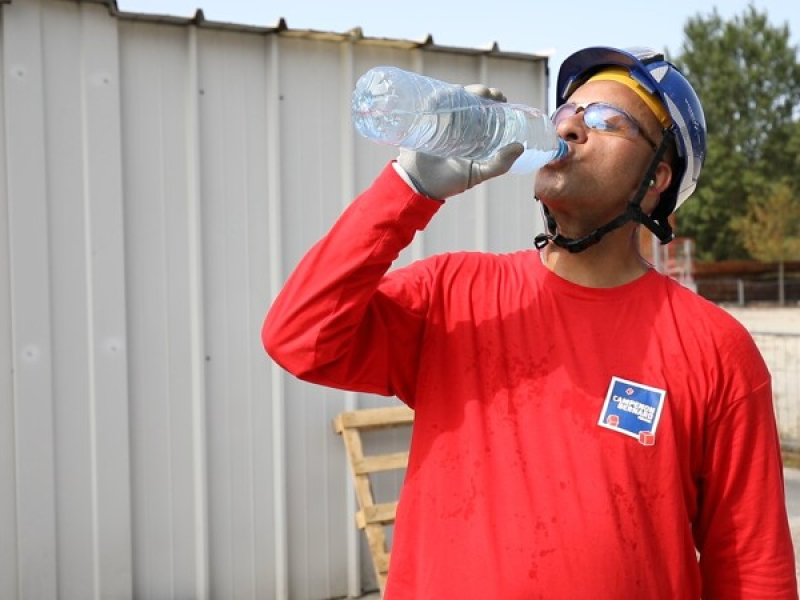Un ouvrier du BTP sur un chantier, en pleine canicule
