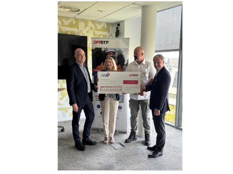 Remise du chèque de 25 000 euros à la Ligue contre le cancer.