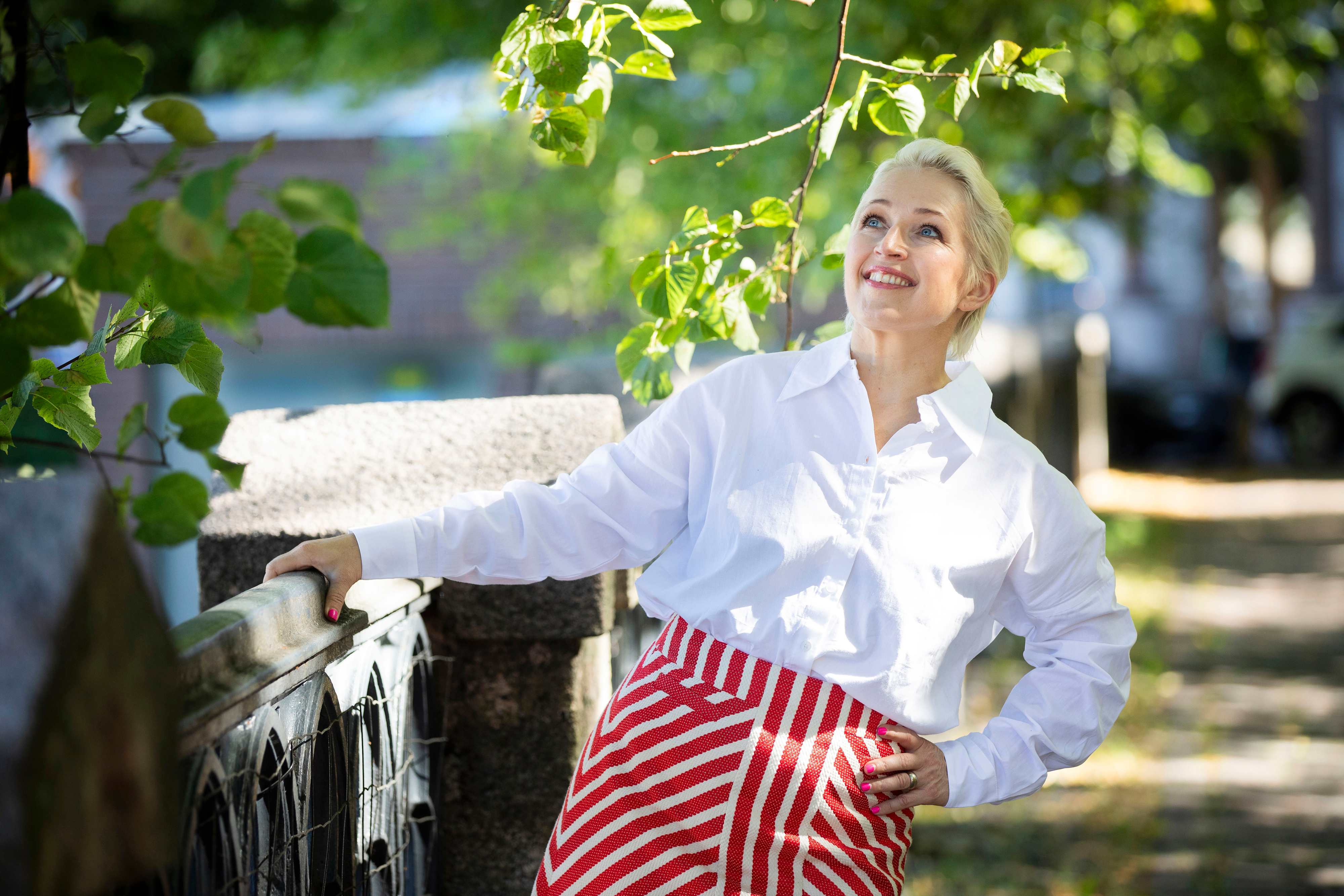 Anna punavalkoisessa hameessa