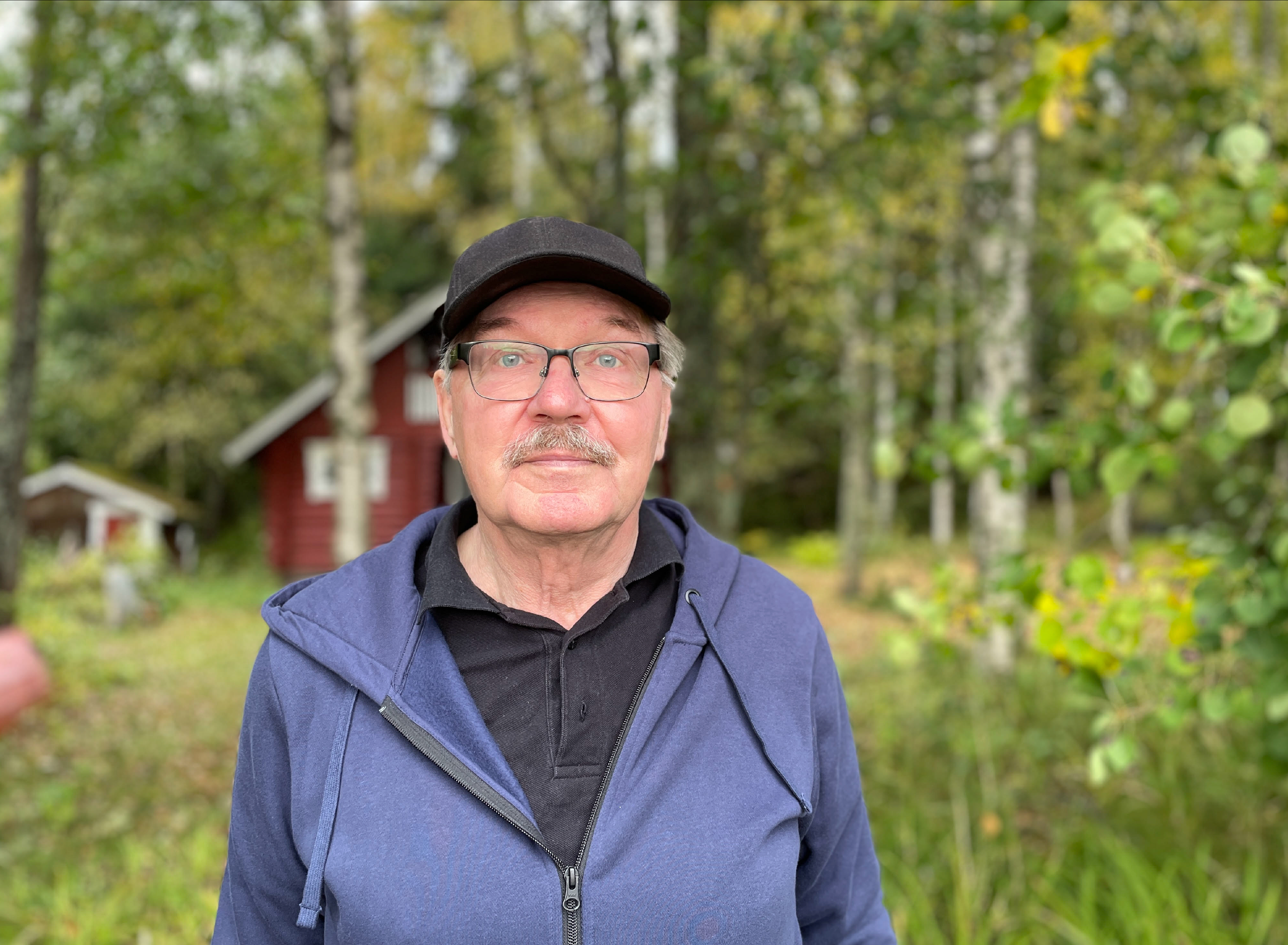 Hannu katsoo kameraan