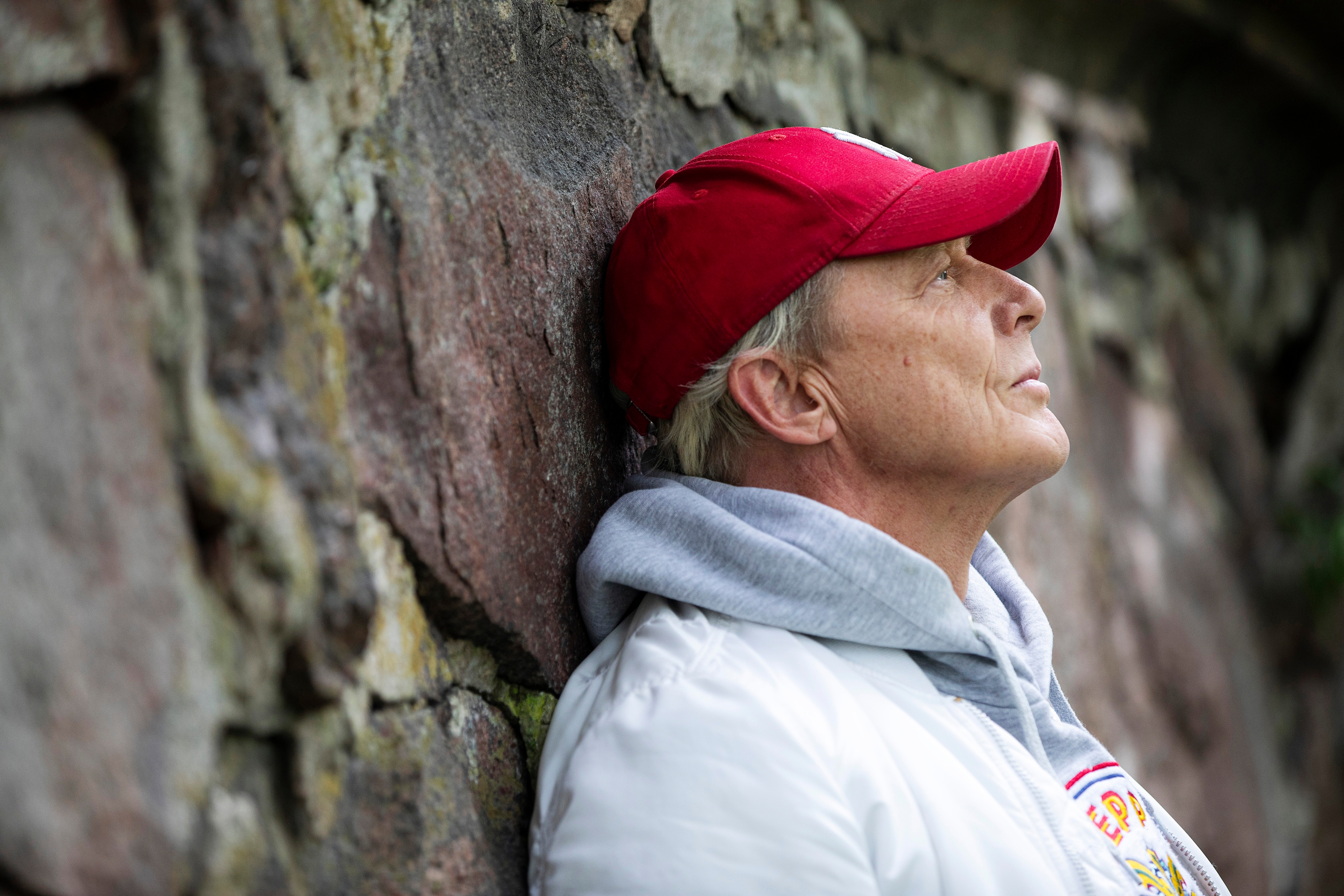 Jarkko Eve nojaa kivimuuriin