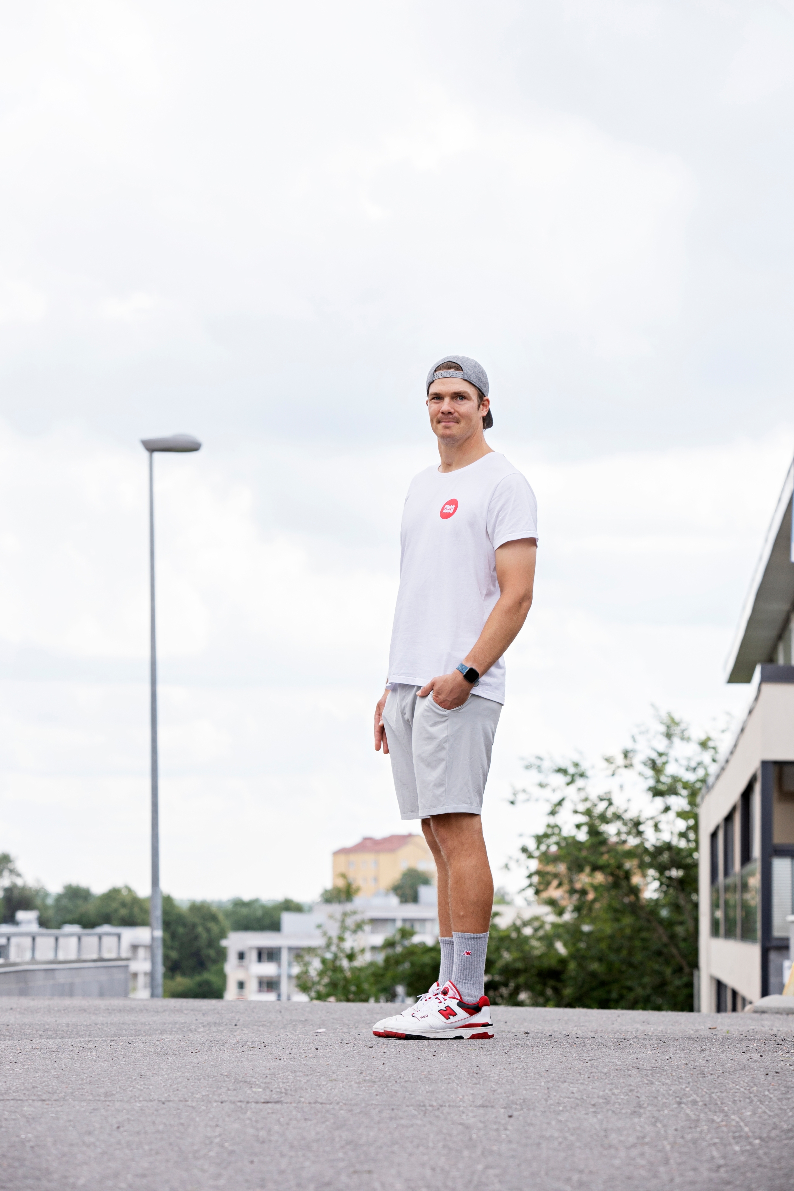 Pekka seisoo kadulla