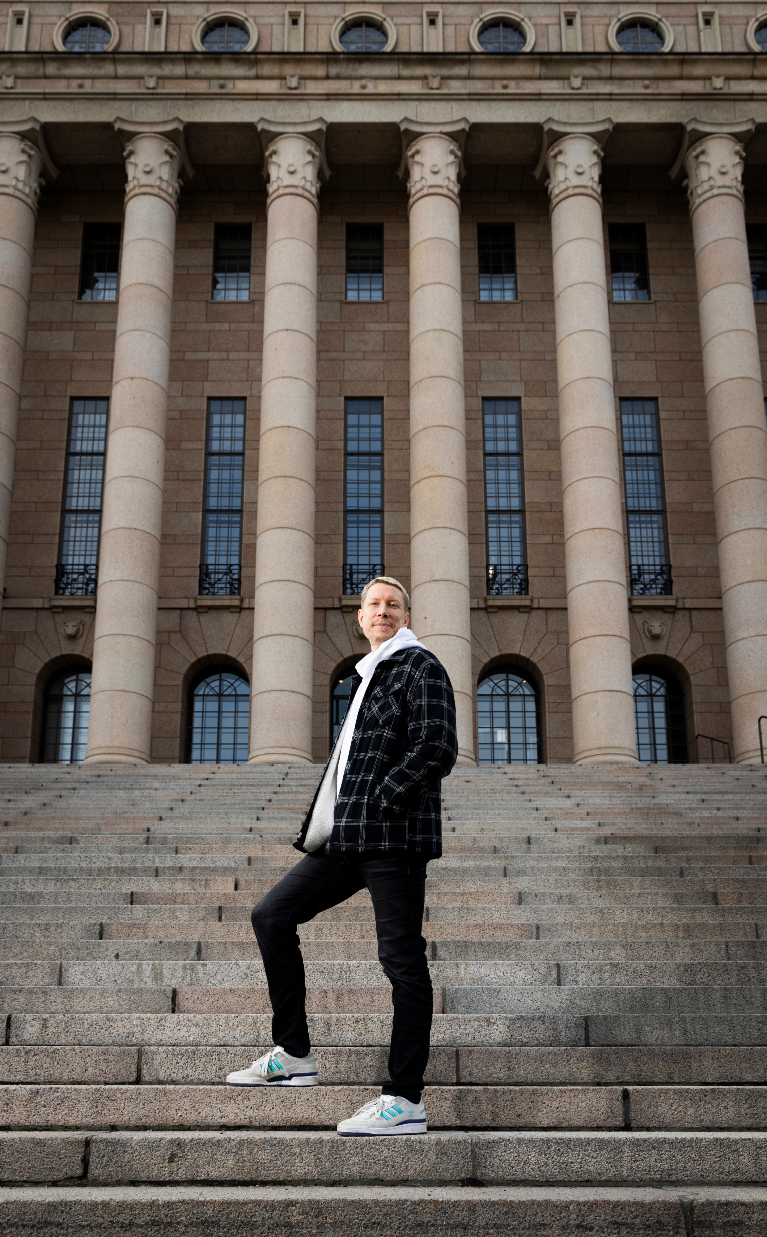 Ville eduskuntatalon portailla