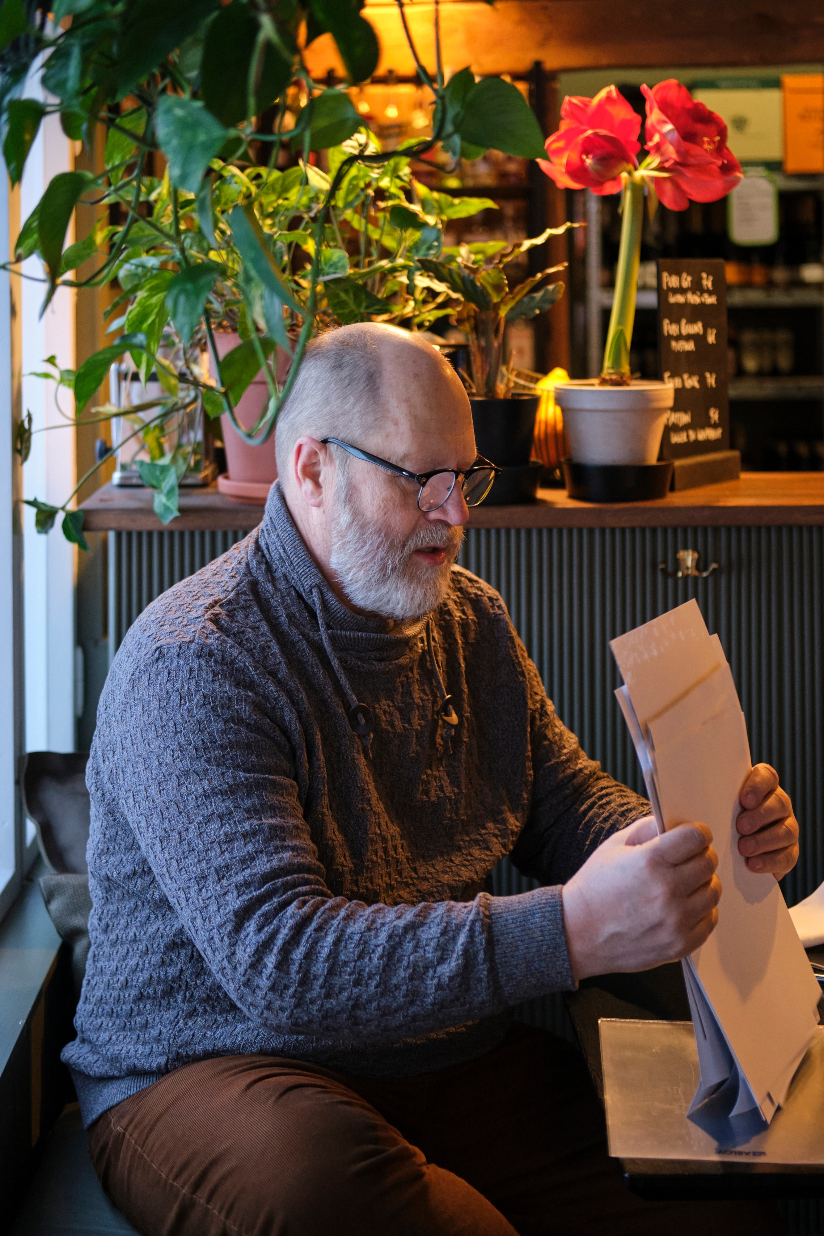 Markku Pölönen järjestelee papereita.