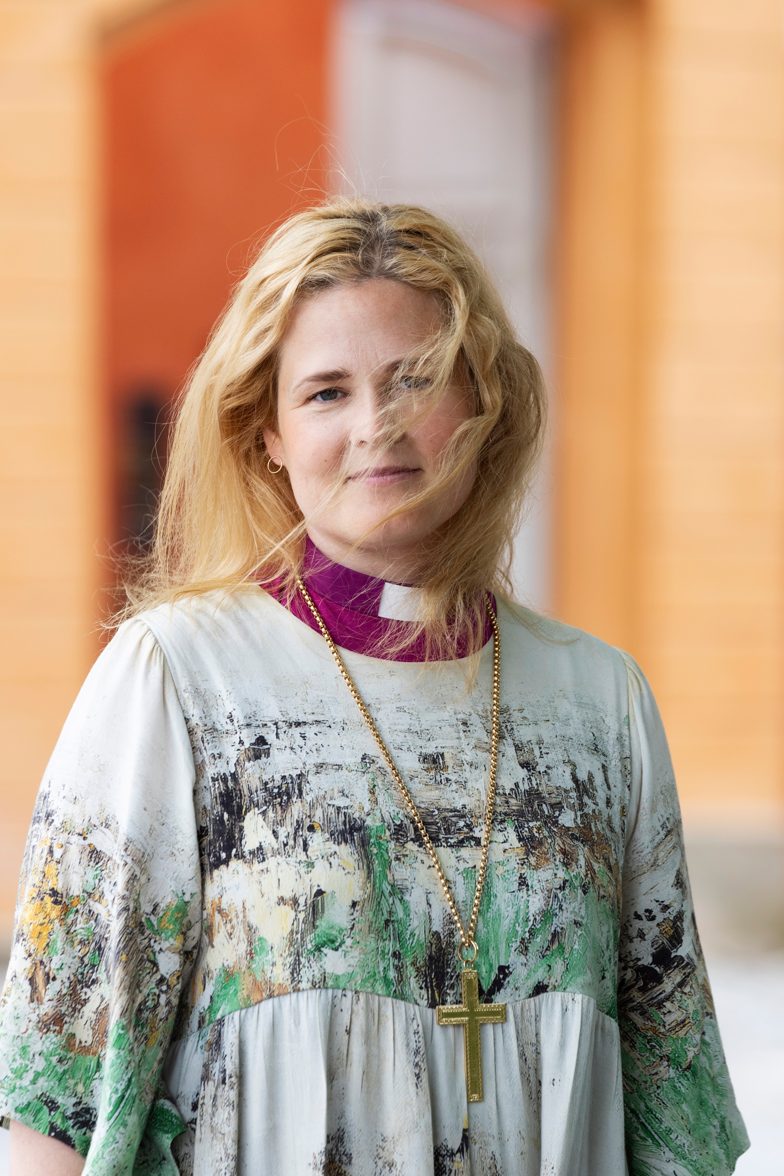 Mari lähikuvassa hiukset heiluvat tuulessa