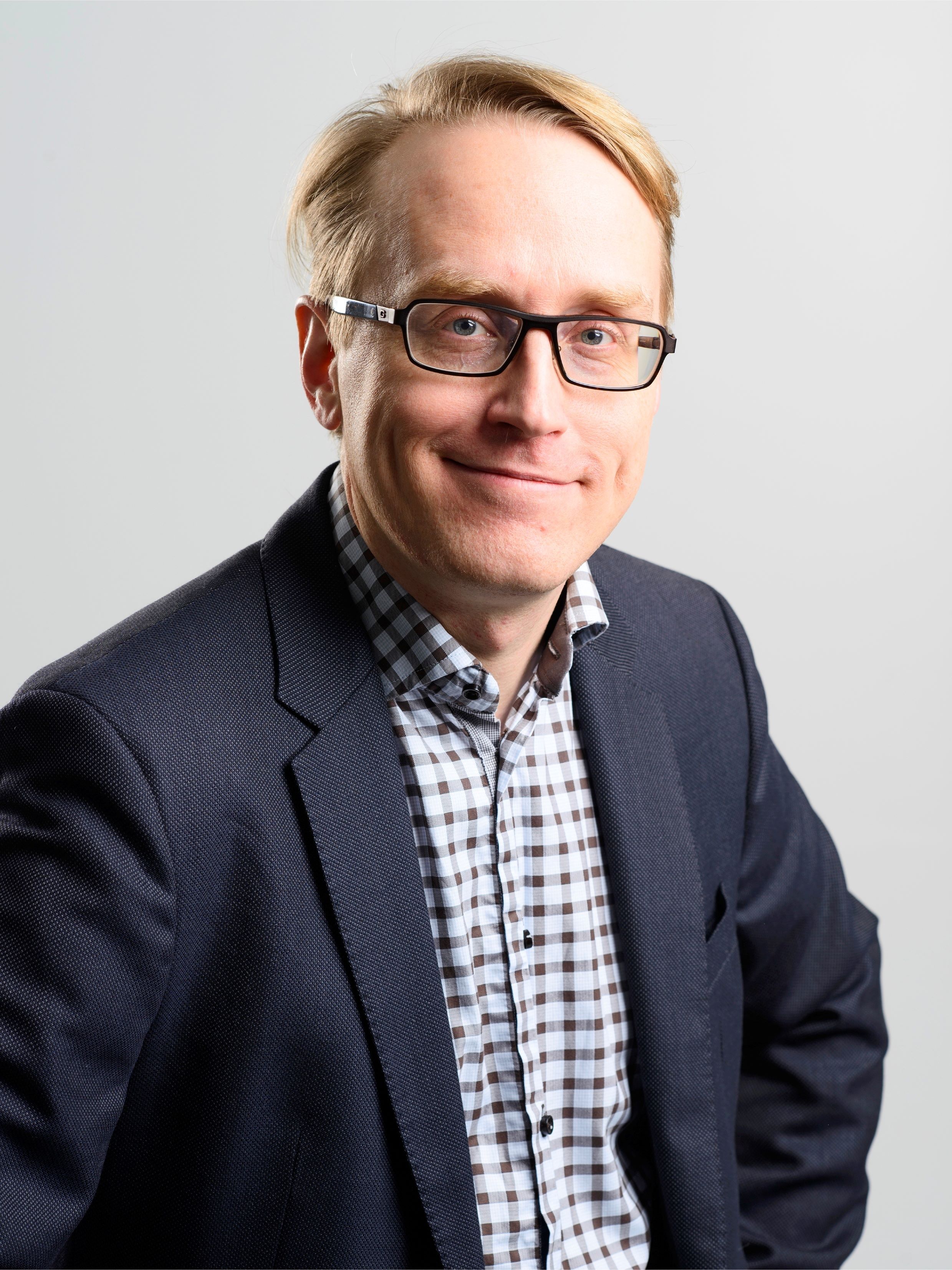 Jukka Häkkinen katsoo kameraan hymyillen