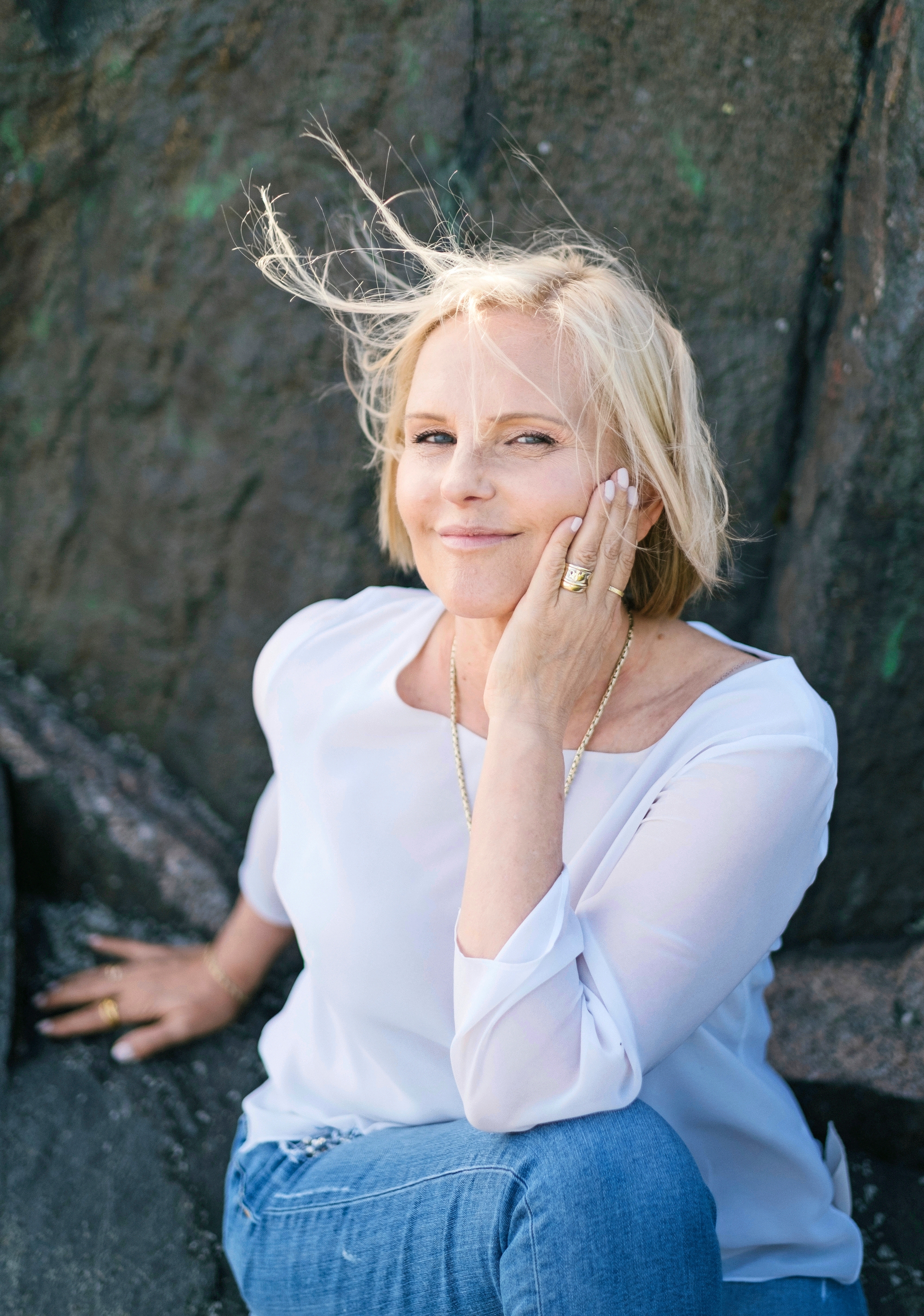 Marja Putkisto istuu kalliolla