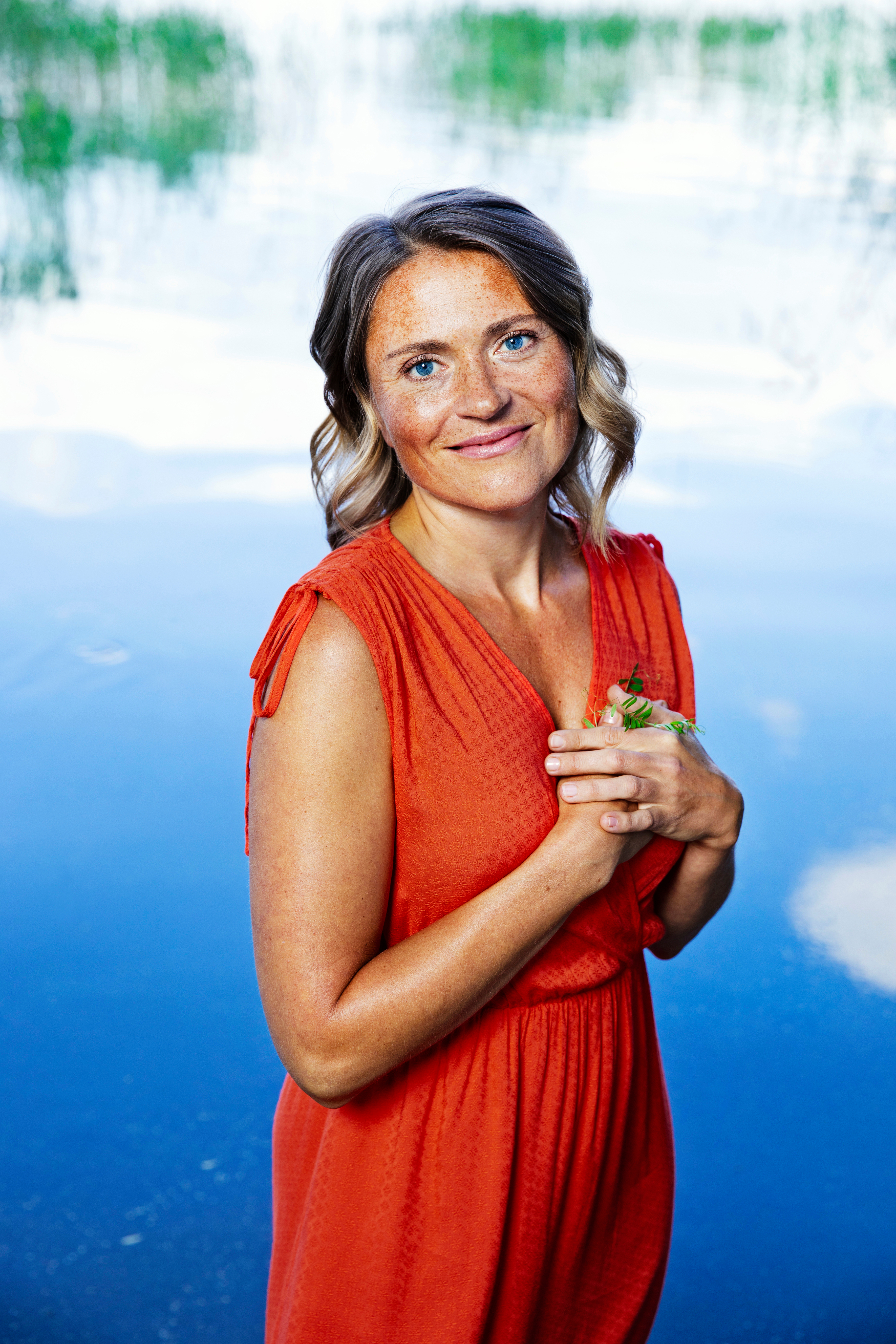 Inka punaisessa haalarissa rannalla