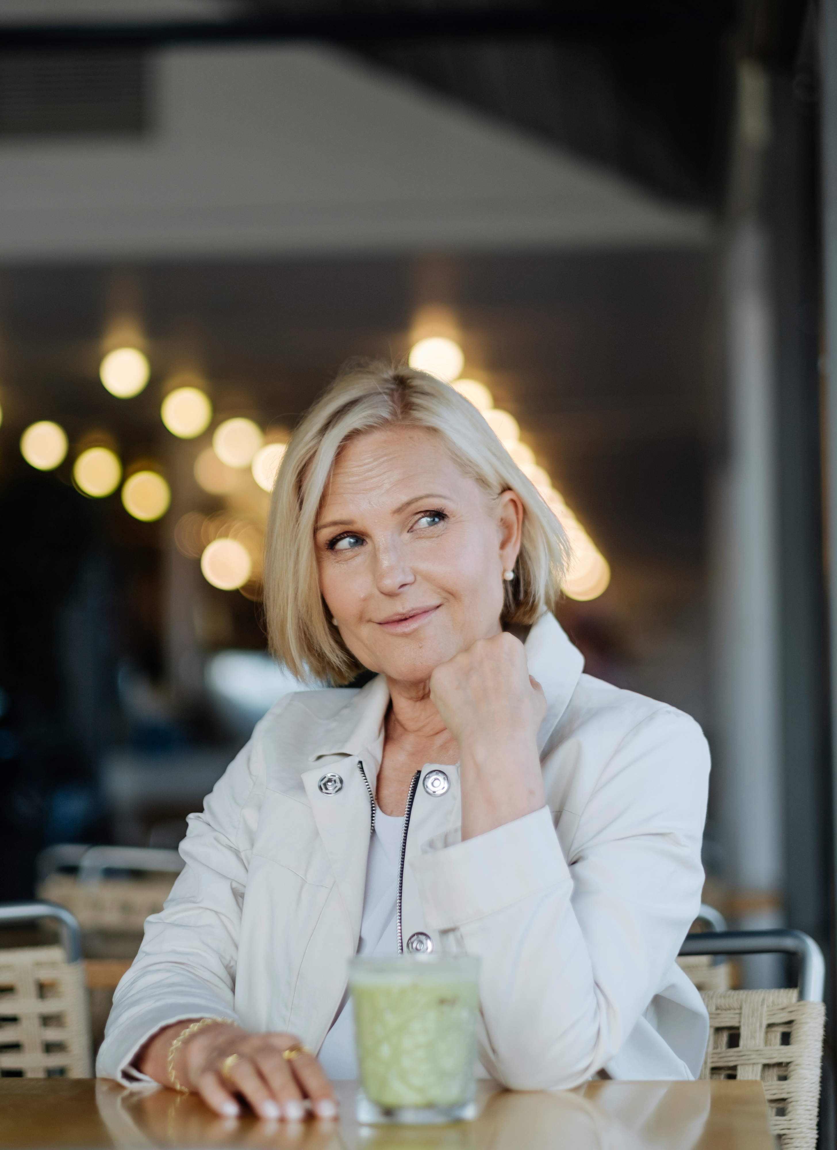 Marja Putkisto kahvilassa