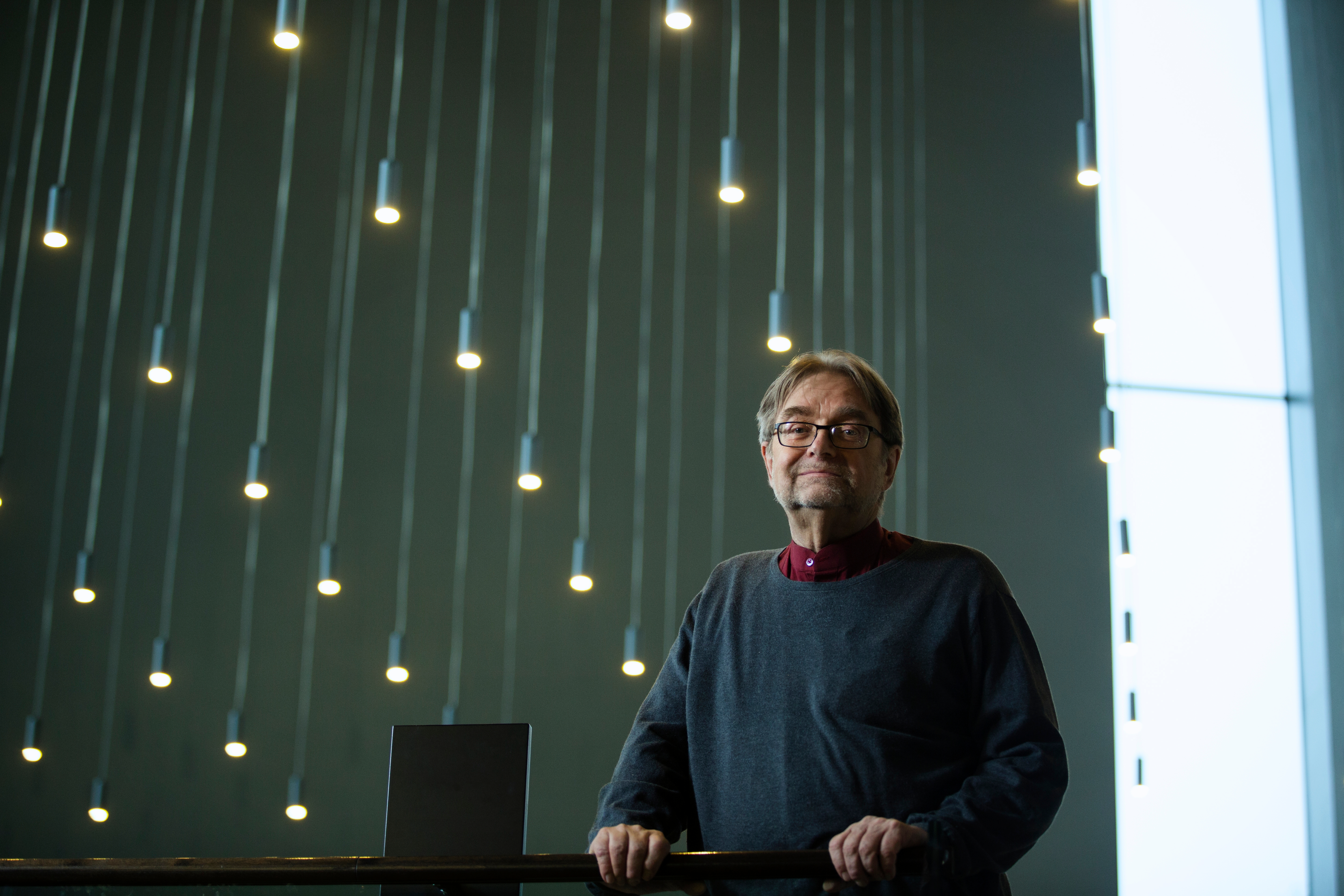 Eero parvella, takana pieniä valoja