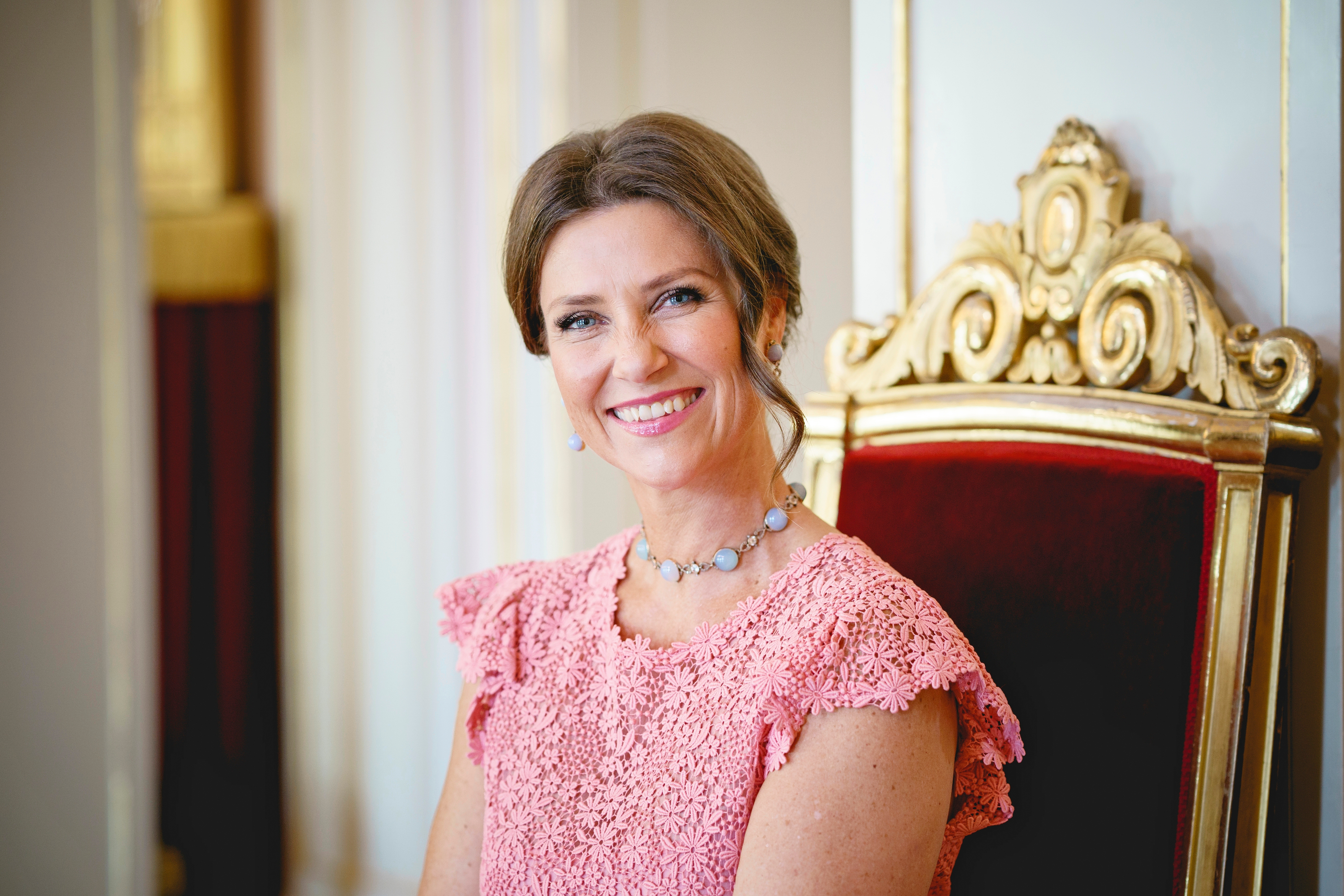 Märtha Louise virallisessa kuvassa pinkki mekko päällä