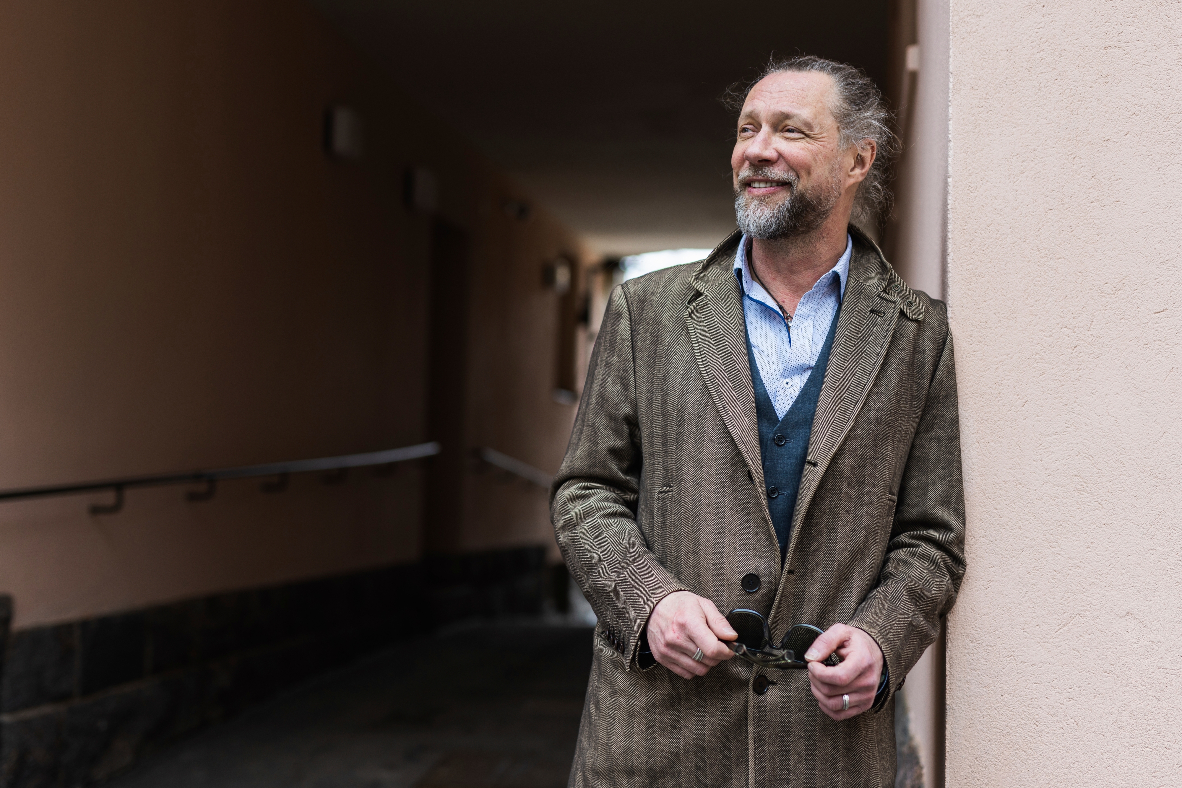 Nauravainen Antti nojaa seinään