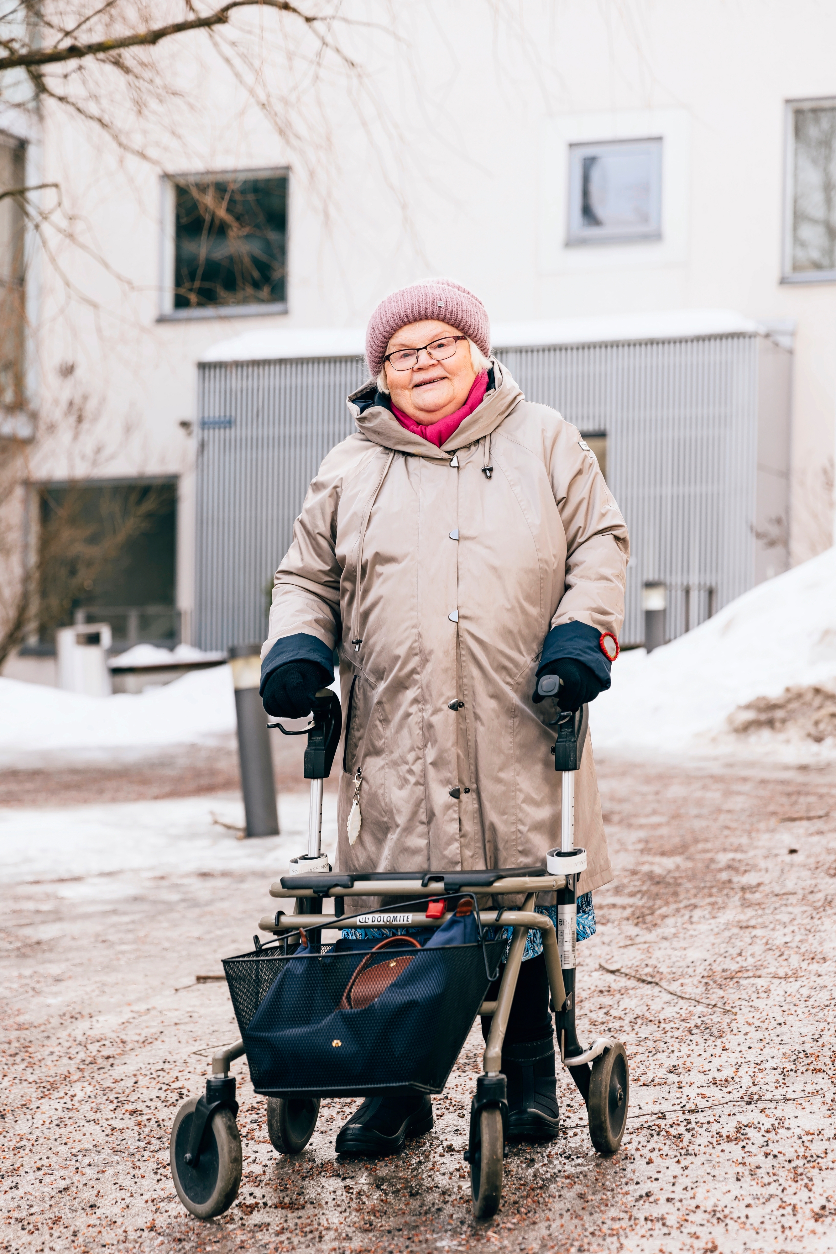 Eeva ulkona rollaattorin kanssa.