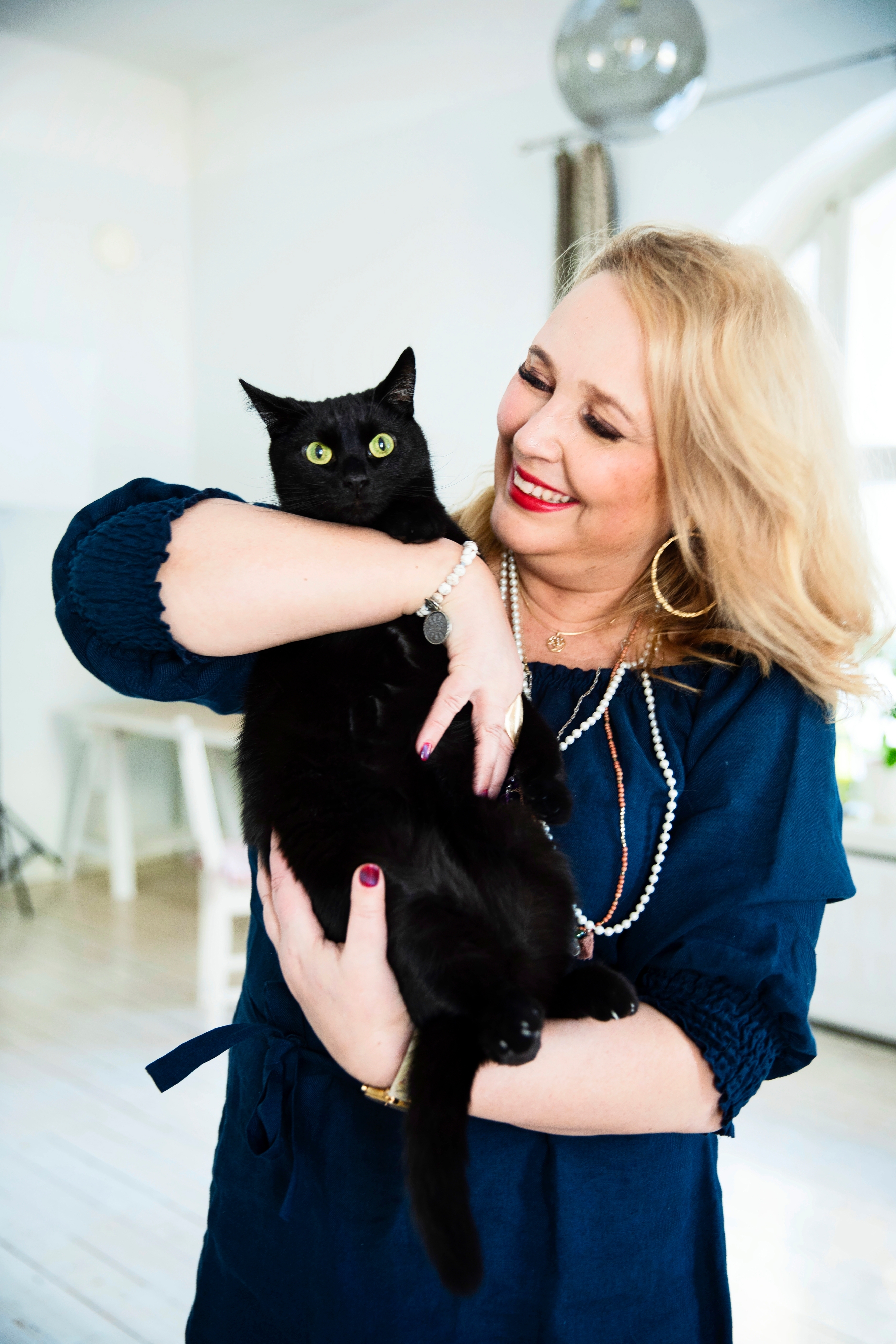 Eeva Pesonen pitelee sylissään mustaa kissaa