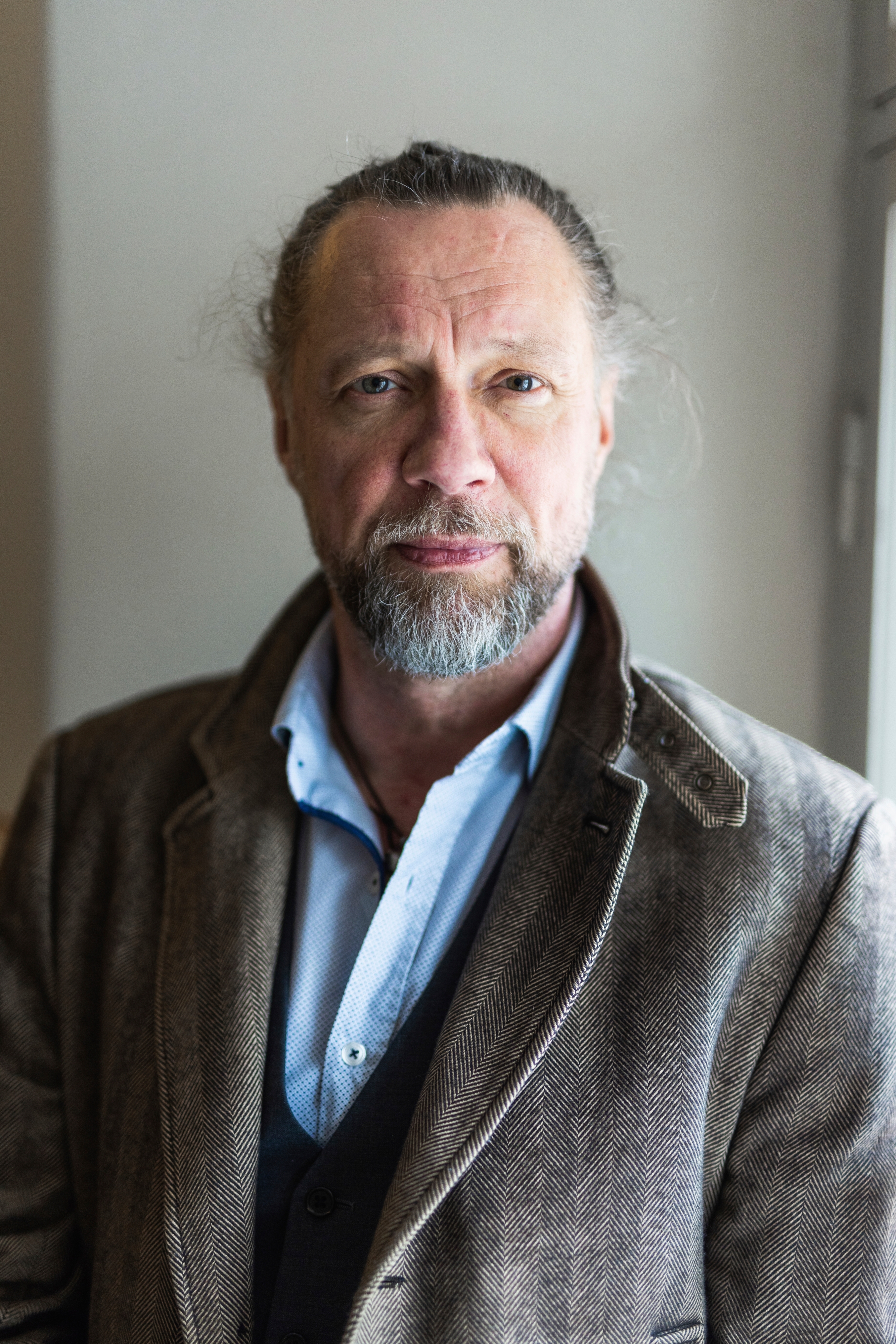 Antti Reini kasvokuvassa katsoo kameraan