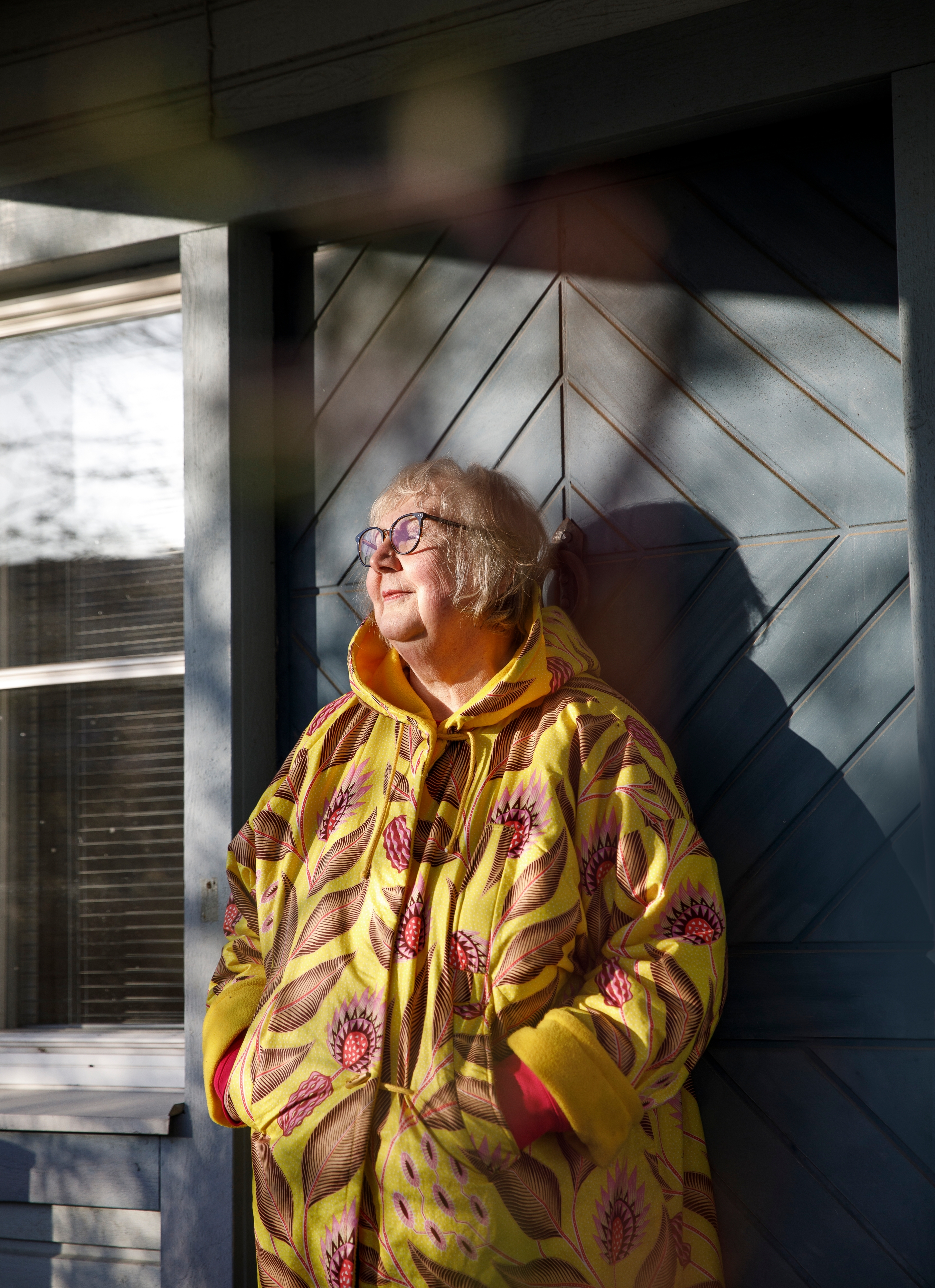 Anneli Kanto seisoo ulko-oven edessä