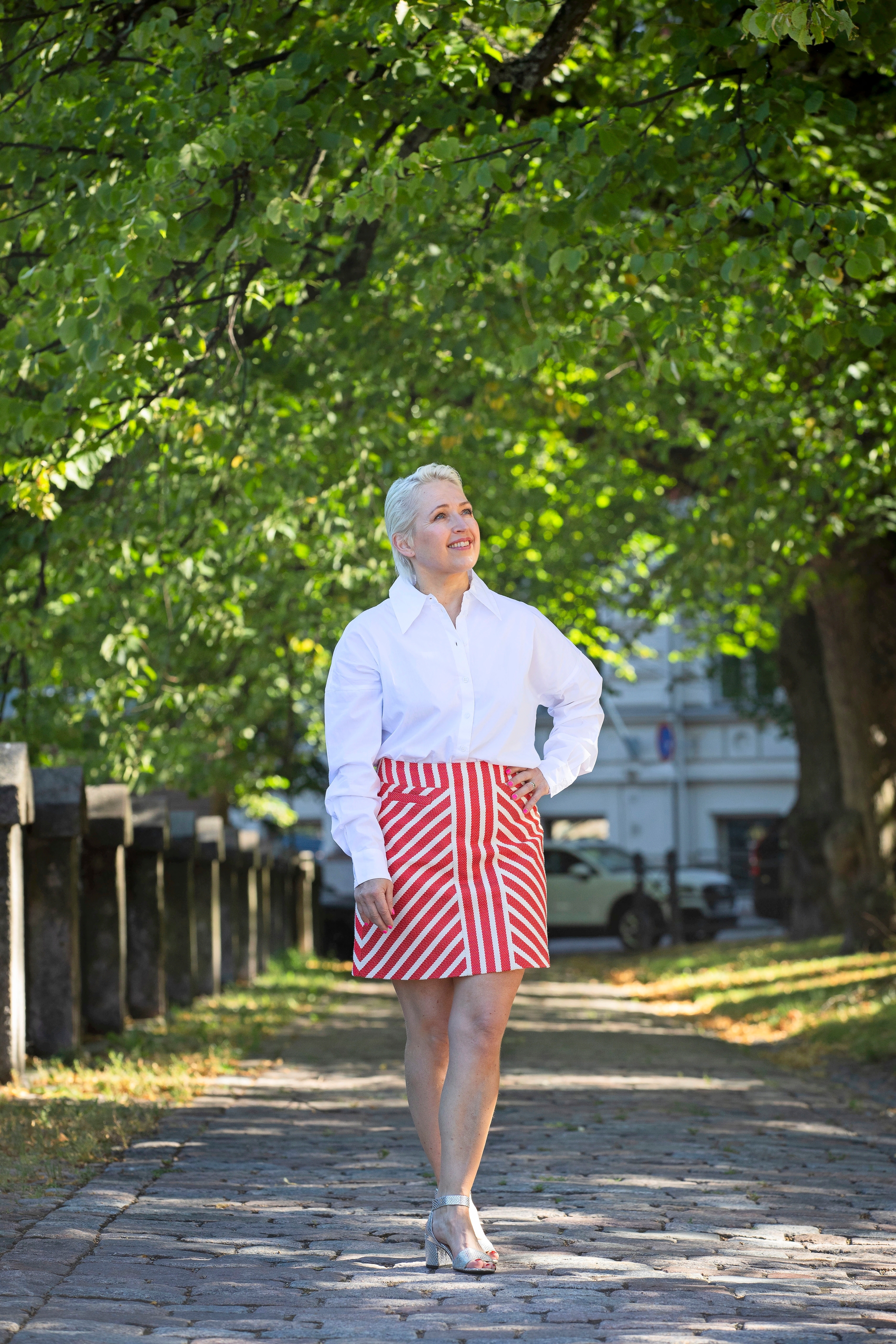 Anna kävelee puistossa