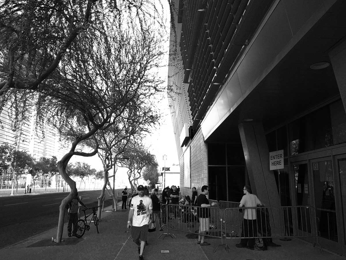 Nine Inch Nails Ticket Line (Photo by Gerrit Feenstra)