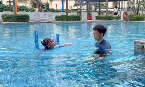 Bonding Through Swim Time: Parent-Child Lessons