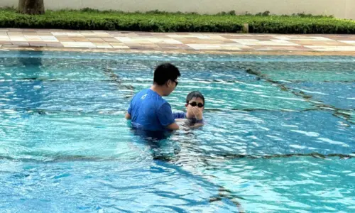 Encouraging Sibling Support in Swim Classes