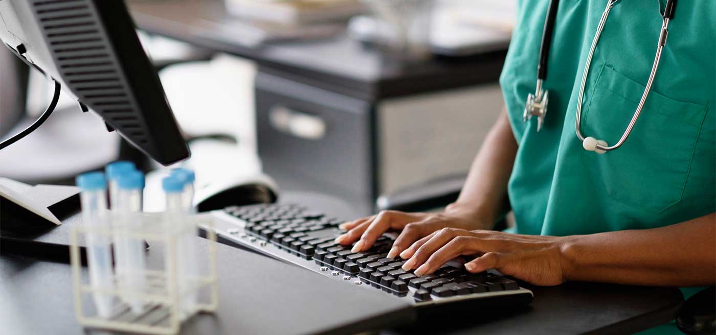 Persona escribiendo en ordenador en un laboratorio