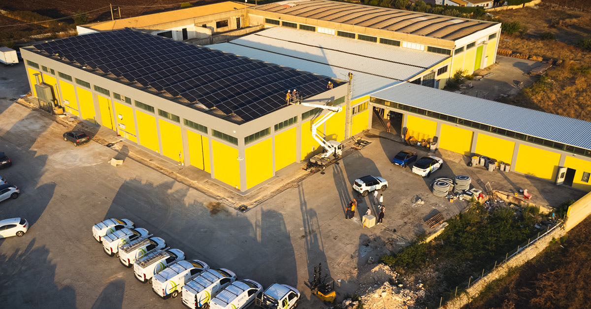 Veduta aerea dell'azienda di energia solare Sole in Sicilia, Italia. L'azienda utilizza il software di gestione delle costruzioni di Fieldwire per migliorare la produttività.
