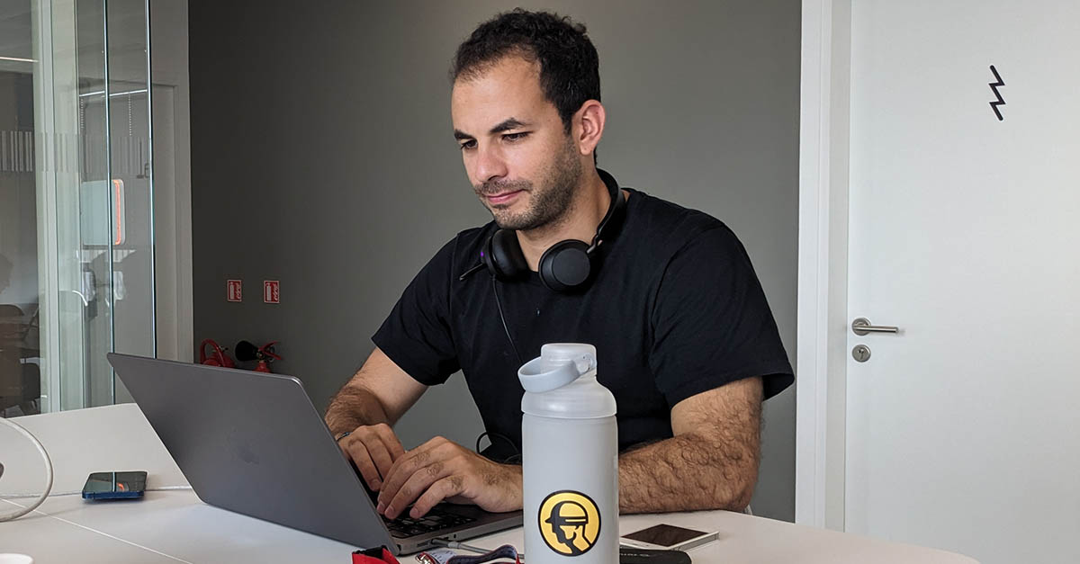 Jacques Matta, Business Development Manager chez Fieldwire, travaille devant un ordinateur dans le bureau de Hilti France.