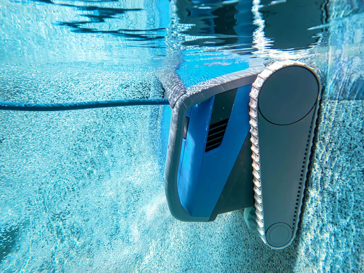 Dolphin M 600 underwater on floor Dolphin M 600 sitting underwater on the pool floor