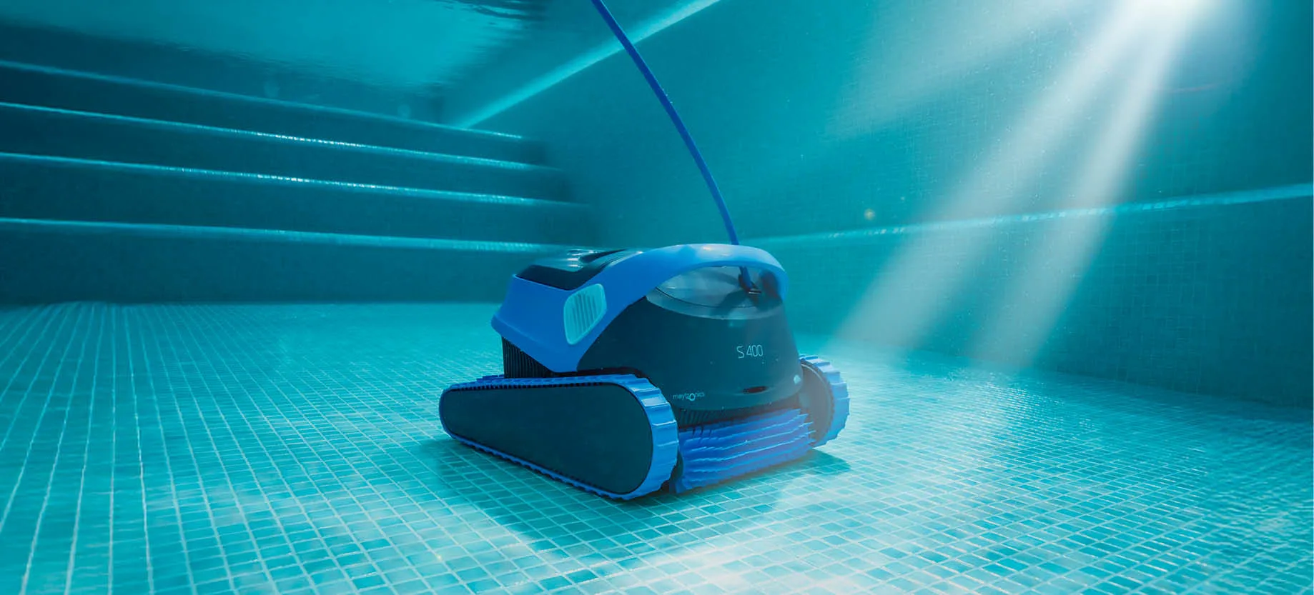 s 400 in the pool cleaning the bottom