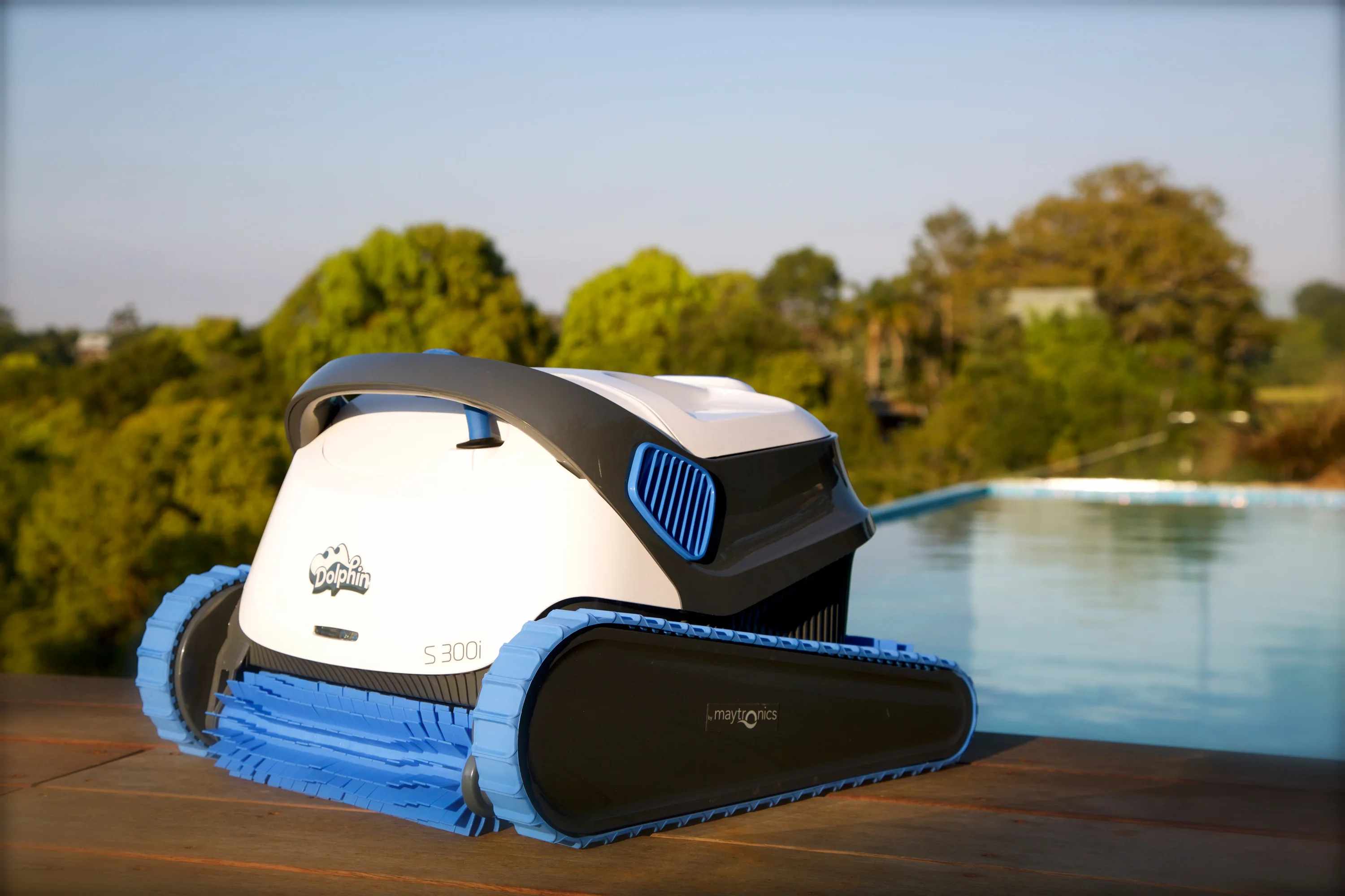 Dolphin S300i Lifestyle 01