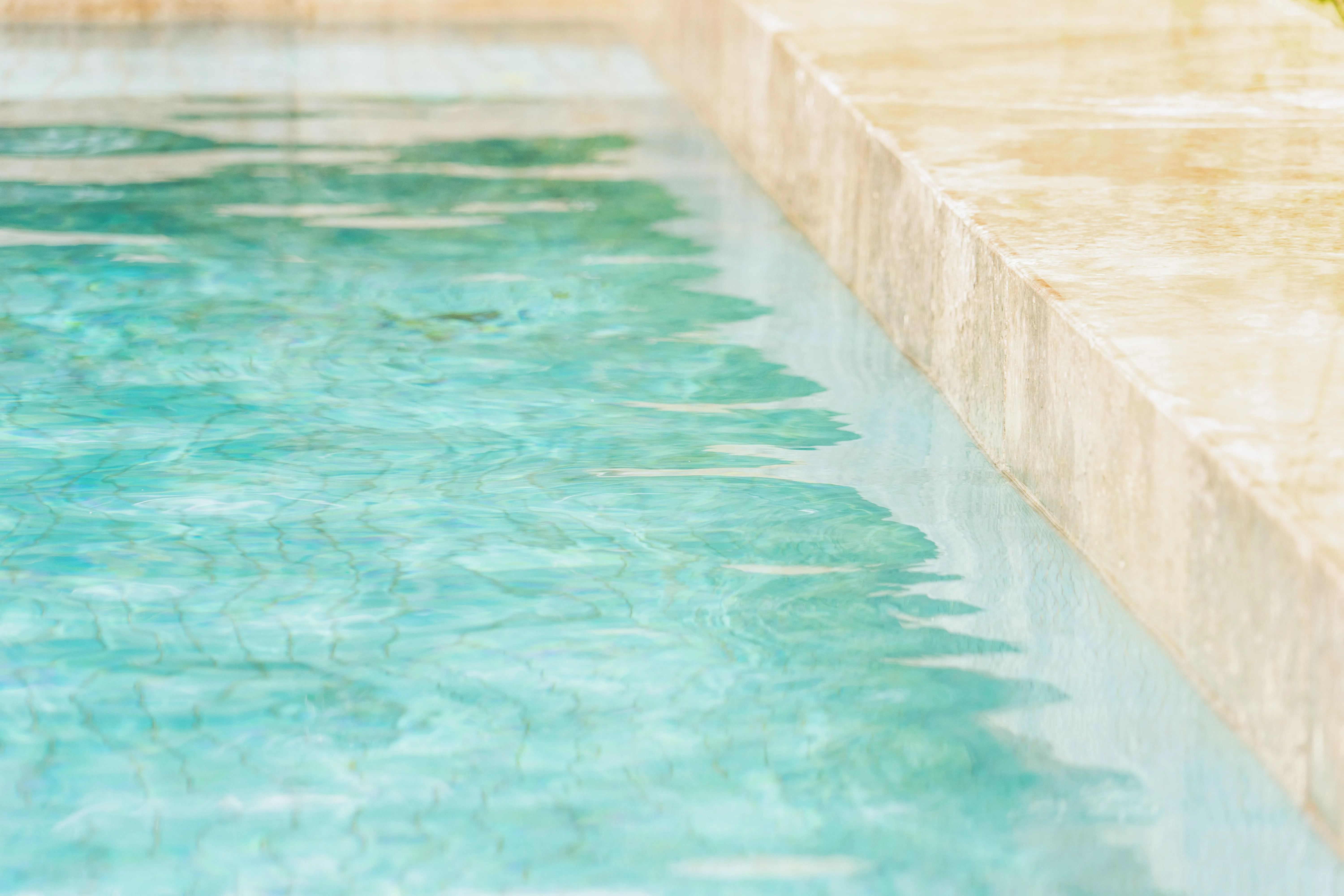 The pool water levels and edge of the pool