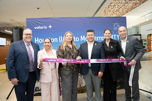 Volaris Monterrey ribbon-cutting